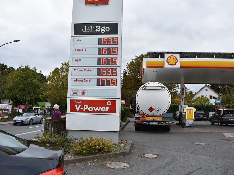 An der Igensdorfer Shell Tankstelle ist nun wieder Benzin vorhanden, der Tanklaster steht auch noch da.
