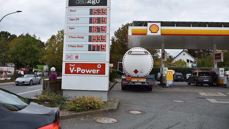 An der Igensdorfer Shell Tankstelle ist nun wieder Benzin vorhanden, der Tanklaster steht auch noch da.