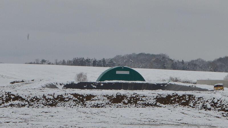 Das Erdfolienbecken bei Blumenrod nimmt Gestalt an &ndash; auch auf das Risiko hin, dass es zur&uuml;ckgebaut werden muss.