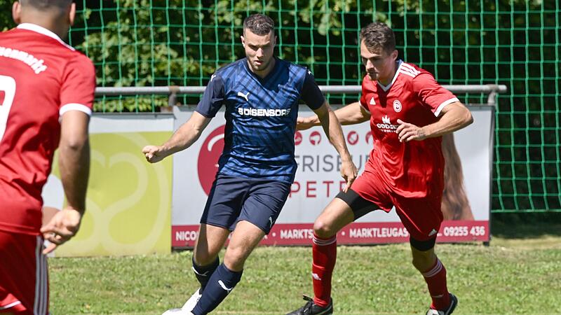 Der FC Neuenmarkt (in Rot) gastiert am Samstag beim VfR Katschenreuth.