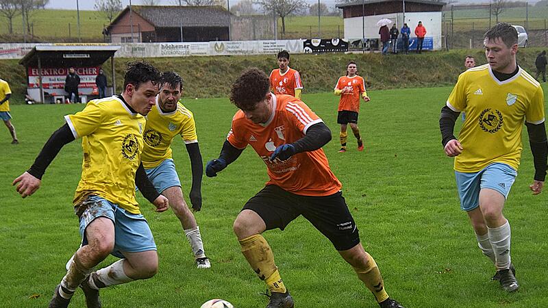 Luca Ehrenberg (in orange) vom TSV Wollbach II war einfach nicht zu stoppen und traf dreifach gegen den SV Detter-Weißenbach. In dieser Szene versucht SV-Verteidiger Michael Ziegler den TSV-Angreifer zu stoppen.