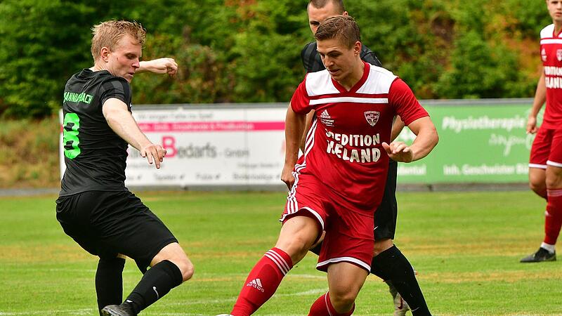 Tim Holzheid (am Ball) und der TSV Mönchröden kassierten eine verdiente Niederlage in Karlburg. Tim Holzheid (am Ball) und der TSV Mönchröden kassierten eine verdiente Niederlage in Karlburg.