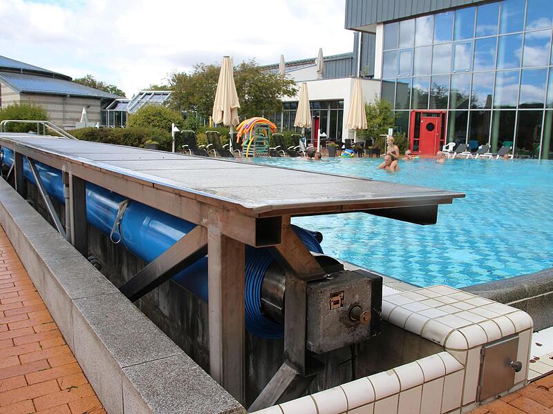 Hier ein Blick auf das große Außenbecken der Therme Natur in Bad Rodach; links die Vorrichtung für die neue Abdeckplane. Hier ein Blick auf das große Außenbecken der Therme Natur in Bad Rodach; links die Vorrichtung für die neue Abdeckplane.