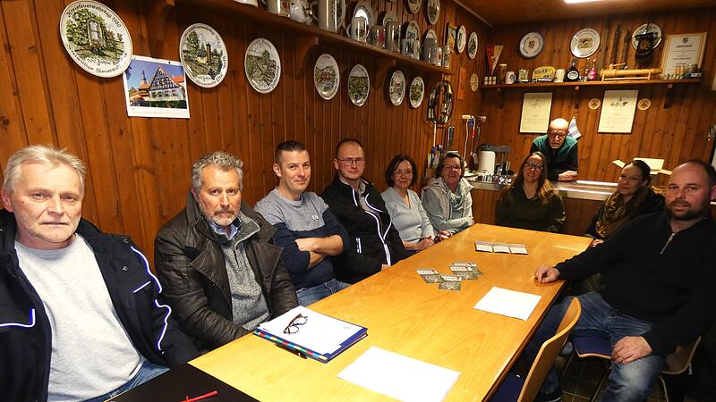 Die B&uuml;rgerinitiative um Gemeinderat Detlef Renner (vorne links) will das Projekt eines riesigen Solarfeldes &bdquo;Am H&auml;sig&ldquo; mit einer Gesamtfl&auml;che von 6,5 Hektar zu Fall bringen.