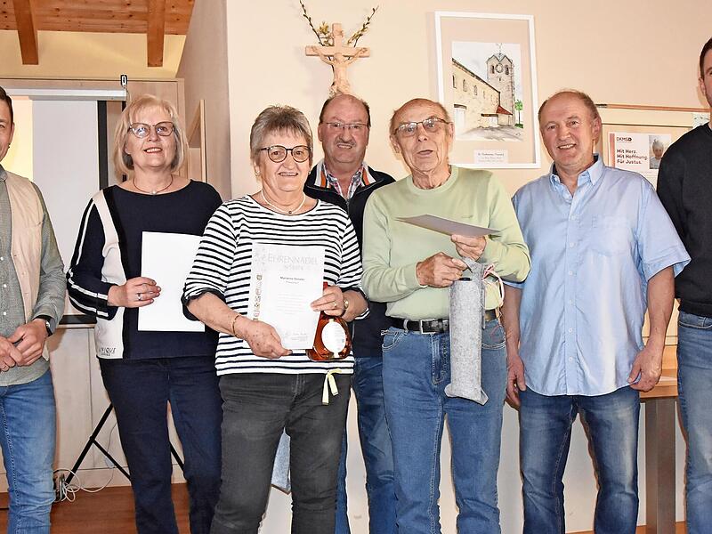 Der Vorstand (Vorsitzender Manfred Dütsch, 2. v. r., und Zweiter Vorsitzender Frank Zwosta, r.) ist stolz auf seine Jubilare: Elfriede Christel (2. v. l.) und Marianne Denzler (3. v. l) für 25 Jahre Mitgliedschaft, sowie Roland Kraus (4. v. l.) un... Der Vorstand (Vorsitzender Manfred Dütsch, 2. v. r., und Zweiter Vorsitzender Frank Zwosta, r.) ist stolz auf seine Jubilare: Elfriede Christel (2. v. l.) und Marianne Denzler (3. v. l) für 25 Jahre Mitgliedschaft, sowie Roland Kraus (4. v. l.) un...