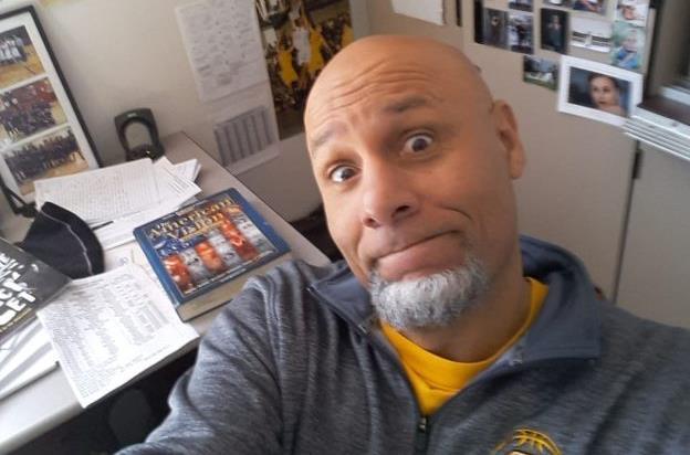 Eine sauber rasierte Glatze und der markante Kinnbart: Seinem optischen Stil ist Jens-Uwe Gordon treu geblieben. Heute unterrichtet er als Lehrer in Kalifornien. Das Bild zeigt ihn in seinem Klassenzimmer in Salinas, im Hintergrund: Erinnerungsschnappschüsse an die Bamberger Basketball-Zeit.