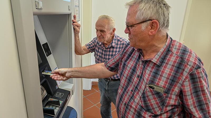 Geldgeschäfte sind für die beiden Senioren Enrico Gruber und Manfred Schadt seit der Schließung der Filialen von Sparkassen- und VR-Bank schwierig, zum Teil unmöglich geworden. Geldgeschäfte sind für die beiden Senioren Enrico Gruber und Manfred Schadt seit der Schließung der Filialen von Sparkassen- und VR-Bank schwierig, zum Teil unmöglich geworden.