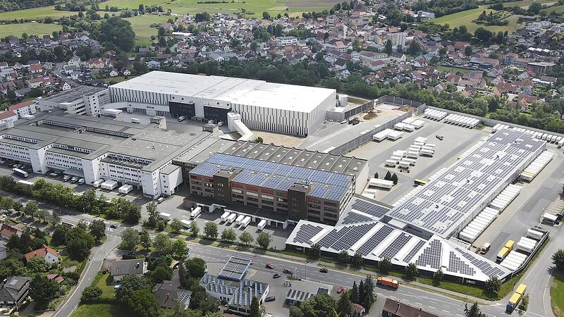 Bei der Mega-Investition von 150 Millionen Euro sind die bestehenden Geb&auml;ude und das neue Geb&auml;ude (hinten) miteinander verbunden worden.