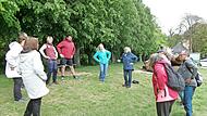 Die Teilnehmenden des Waldspaziergangs &bdquo;Aktiv und fit im Alter&ldquo; absolvieren Bewegungs&uuml;bungen in der Natur rund um Kloster Banz.