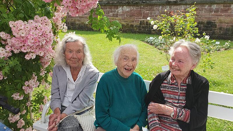 Mit bester Laune sind die G&auml;ste der Tagespflege zum Ausflug beim Ausflug in den Rosengarten dabei. Das Bild zeigt von links: Anneliese Daschner, Johanna Kuhnigk und Rosel Zastrow.