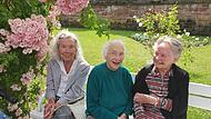Mit bester Laune sind die G&auml;ste der Tagespflege zum Ausflug beim Ausflug in den Rosengarten dabei. Das Bild zeigt von links: Anneliese Daschner, Johanna Kuhnigk und Rosel Zastrow.