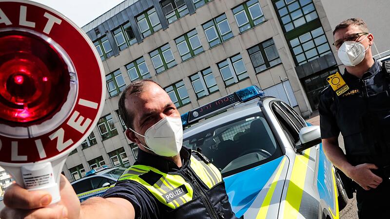 Polizeihauptmeister Peter Fehr (links) und Polizeihauptkommissar Holger Düring brauchen für den Dienstalltag in Corona-Zeiten viel Finegrspitzengefühl. Im äußersten Fall greifen sie jedoch hart durch.