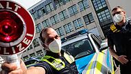 Polizeihauptmeister Peter Fehr (links) und Polizeihauptkommissar Holger Düring brauchen für den Dienstalltag in Corona-Zeiten viel Finegrspitzengefühl. Im äußersten Fall greifen sie jedoch hart durch.