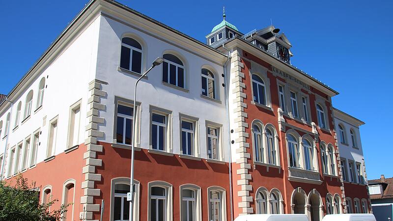 Die Fassade wurde neu gestrichen und die Sandsteine wurden restauriert.