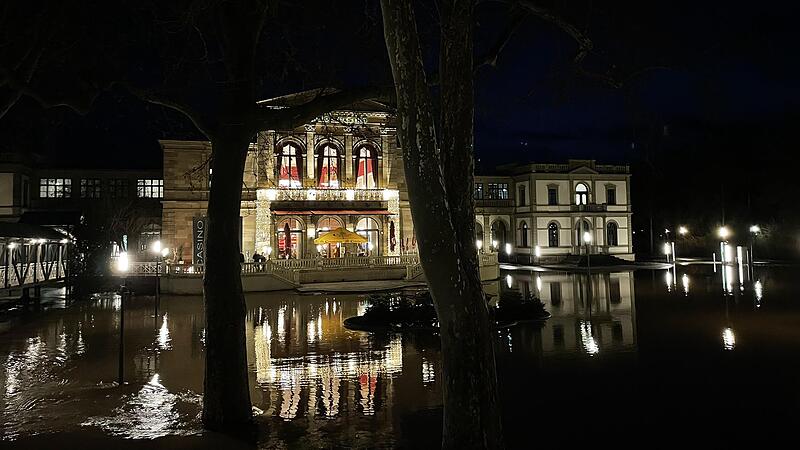 Die Spielbank in Bad Kissingen bei Nacht: Dieser idyllische Blick auf das Casino tr&uuml;gt, denn am Freitagabend, als das Foto entstand, lag der Pegel am Regentenbau noch bei 3,70 Metern.