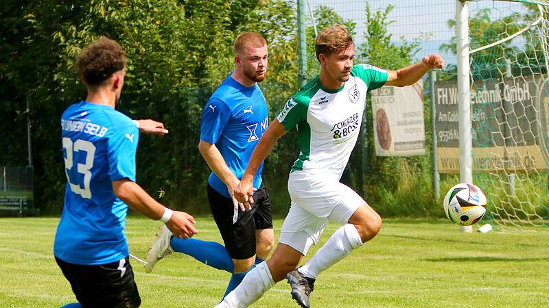 Tobias Wagner (r.) und der VfR Katschenreuth haben am Mittwoch mit 0:1 beim FC Vorw&auml;rts R&ouml;slau verloren.