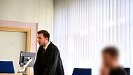 Rechtsanwalt Jörg Schwengler aus Bamberg und der Angeklagte