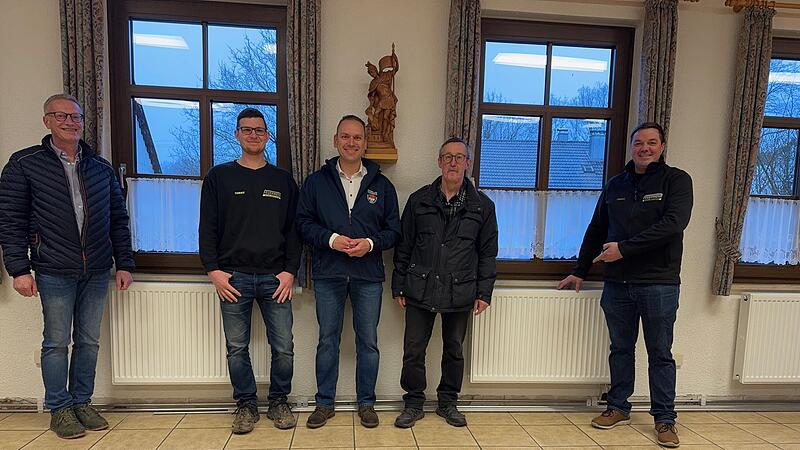 Die kalten Tage im Feuerwehrhaus Schlimpfhof gehören endlich der Vergangenheit an. Über die neue Heizung freuen sich (von links): Bernd Wald (Bauorganisation), FFW Kommandant Tobias Weisheit, Bürgermeister Mario Götz,  Ortsbeauftragter Paul Bieber...