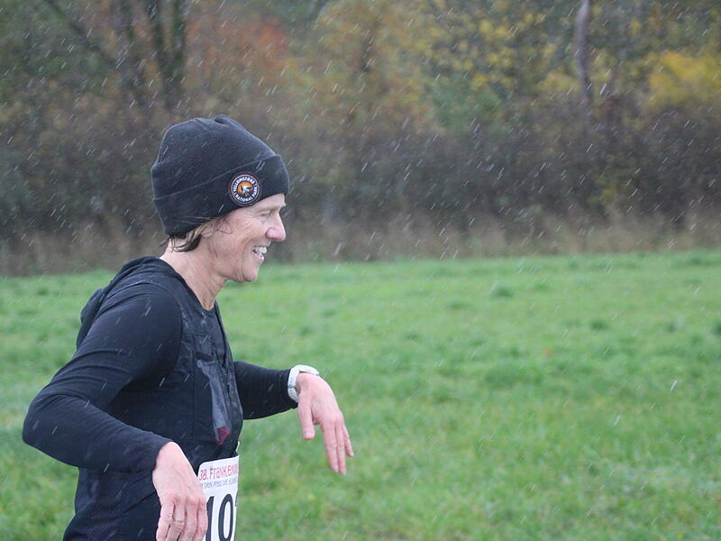 Trotz nasskaltem Herbstwetter lie&szlig;en sich die Sportler den Spa&szlig;  beim 38. Frankenwaldlauf der LG Ludwigschorgast nicht vermiesen.