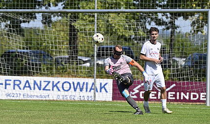 Torwart und Kapit&auml;n Uwe Knauer musste in Karlburg dreimal hinter sich greifen.