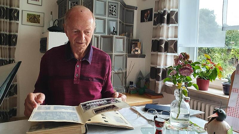 Armin Go&szlig;, Altb&uuml;rgermeister von Adelsdorf, bl&auml;ttert gerne im Fotoalbum und erinnert sich.