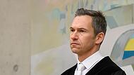 &bdquo;Das ist kein Hexenwerk, sondern kleinteilige juristische Alltagsarbeit&ldquo;: der Vorsitzende Richter Thomas Schuster &uuml;ber das Zusammensetzen von Indizien im Prozess um den Tod von Sabine B. am Landgericht W&uuml;rzburg.