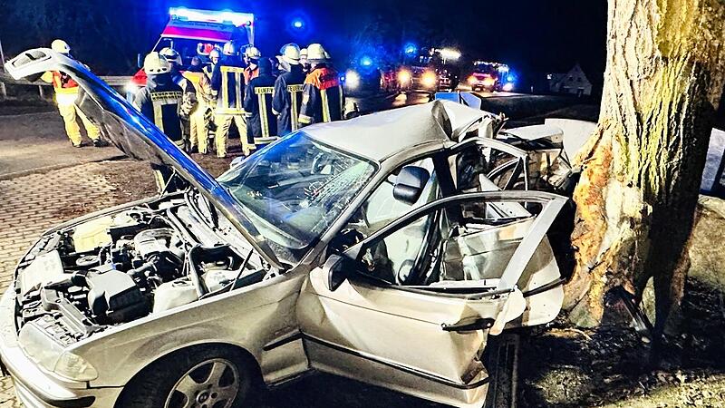 Zwei 18-J&auml;hrige wurden bei einem Unfall bei Krum schwer verletzt. Mit ihrem BMW waren sie gegen einen massiven Baum geprallt.