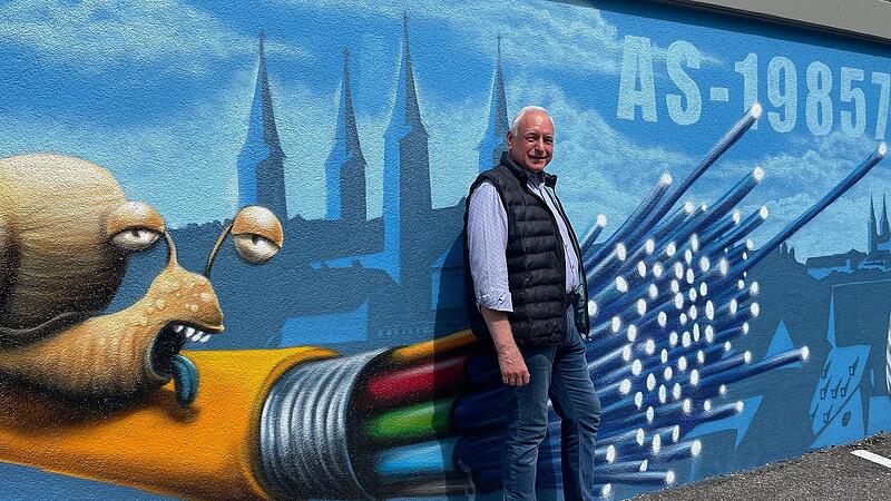 Hans-J&uuml;rgen Bengel vor dem Trafoh&auml;uschen in Kramersfeld