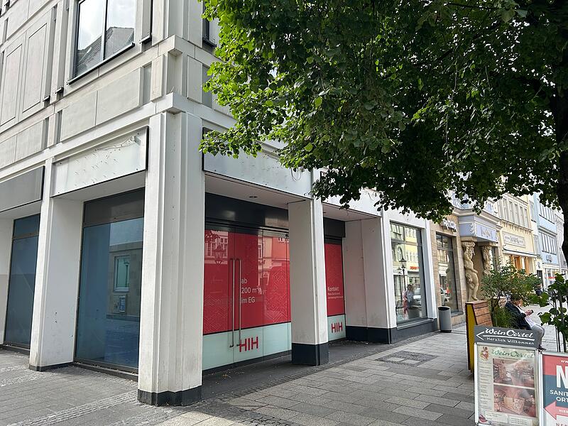 Seit Ende 2020 steht in Coburg der linke Bereich des Geb&auml;udes Spitalgasse 12-14 (zuletzt &bdquo;s. Oliver&ldquo;) leer.