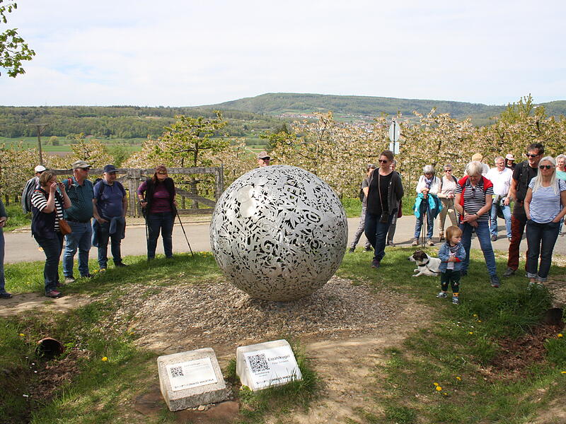 Bei der F&uuml;hrung auf dem Skulpturenweg im Landkreis Forchheim wurden auch die neuen QR-Code-Stelen  erl&auml;utert.