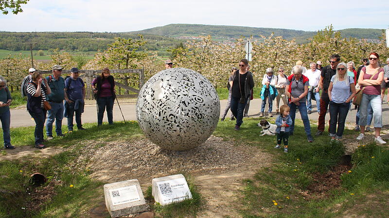 Bei der F&uuml;hrung auf dem Skulpturenweg im Landkreis Forchheim wurden auch die neuen QR-Code-Stelen  erl&auml;utert.