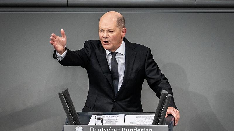 Bundeskanzler Olaf Scholz (SPD) hat den Kurs der Bundesregierung w&auml;hrend der Generaldebatte im Bundestag energisch verteidigt und zugleich Oppositionsf&uuml;hrer Friedrich Merz (CDU) heftig attackiert.