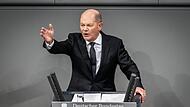 Bundeskanzler Olaf Scholz (SPD) hat den Kurs der Bundesregierung w&auml;hrend der Generaldebatte im Bundestag energisch verteidigt und zugleich Oppositionsf&uuml;hrer Friedrich Merz (CDU) heftig attackiert.