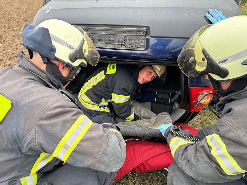 Im VW geht es eng zu. Zwei verletzte Personen sind zu retten.Die schönsten Impressionen der 24-Stunden-Übung der Feuerwehr Herzogenaurach Im VW geht es eng zu. Zwei verletzte Personen sind zu retten.