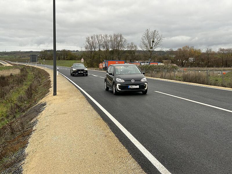 Eröffnung neue Umgehungsstraße bei CoburgEröffnung neue Umgehungsstraße bei Coburg Staatsstraße 2205 bei Coburg: Eröffnung der neuen Trasse zwischen Coburg und Wiesenfeld