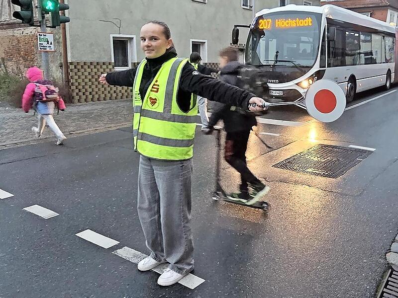 Drei bis fünf Mal pro Monat ist Hannah Feuerlein als Schülerlotsin an der Fußgängerampel „Am Vogelseck“ in Höchstadt im Einsatz.