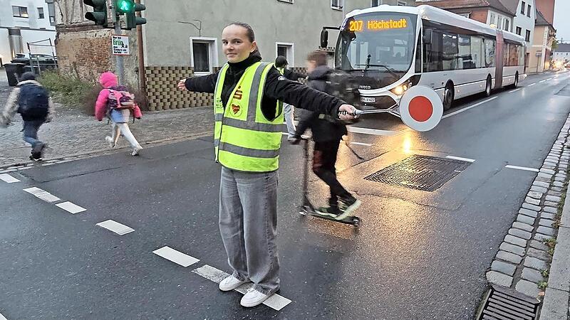 Drei bis fünf Mal pro Monat ist Hannah Feuerlein als Schülerlotsin an der Fußgängerampel „Am Vogelseck“ in Höchstadt im Einsatz.
