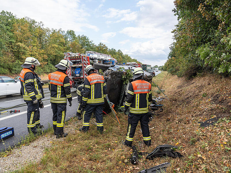 Kreis Forchheim: Fahrer verliert Kontrolle auf A73 und überschlägt sich Kreis Forchheim: Fahrer verliert Kontrolle auf A73 und überschlägt sich