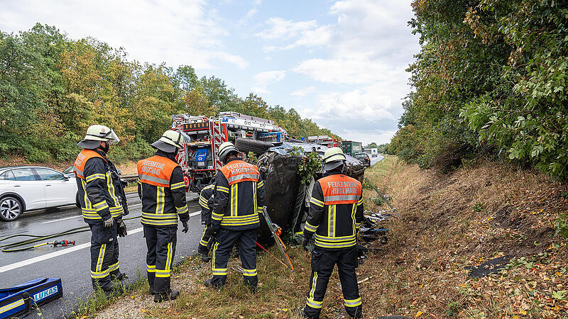 Schwerer Unfall auf A73 bei Eggolsheim: Auto überschlägt sich nach Regenschauer Schwerer Unfall auf A73 bei Eggolsheim: Auto überschlägt sich nach Regenschauer
