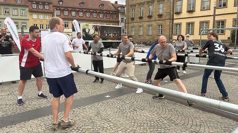 W&auml;hrend der Fu&szlig;ball-EM 2024 steht ein Menschenkicker auf dem Bamberger Maxplatz. Der Fr&auml;nkische Tag hat die Attraktion als erstes getestet.