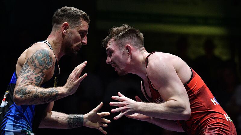 Lukas Tomaszek (r.) sorgte für eine Überraschung, als er Pascal Alfred Mieslinger (l.) bezwang, obwohl er eine Gewichtsklasse höher und im für ihn ungewohnten griechisch-römischen Stil antrat.