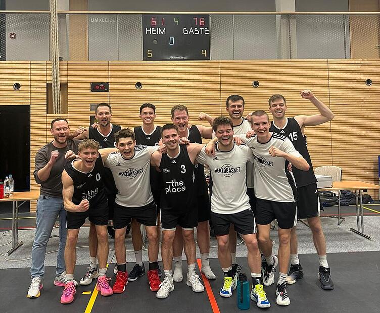 Die Longhorns   freuen sich &uuml;ber ihren verdienten  Ausw&auml;rtssieg.