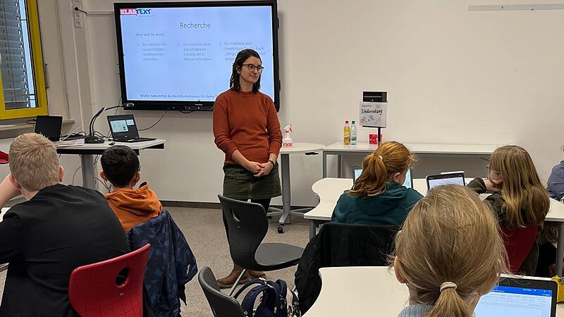 Workshop Schülerzeitung Hofheim KLARTEXT!-Redakteurin Ann-Kathrin Thönnes gab den Schülerinnen und Schülern der AG Schülerzeitung der Jacob-Curio-Realschule Tipps zum Recherchieren und zum Schreiben von Artikeln.