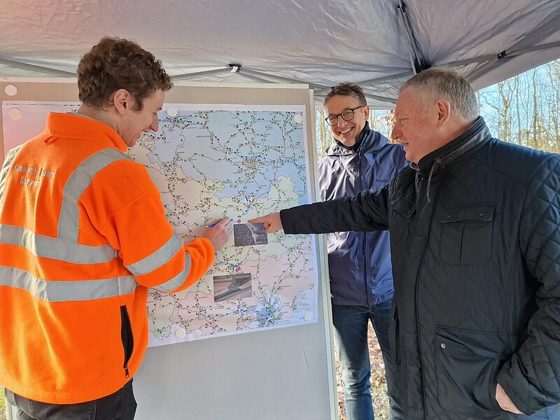 Konstantin Arnold (links), Abteilungsleiter für den Landkreis Bad Kissingen beim Staatlichen Bauamt Schweinfurt, Andreas Hecke, Leiters des Staatlichen Bauamtes Schweinfurt und Landrat Thomas Bold im Gespräch über mögliche Lösungen an Unfallschwerpunkten im Landkreis. Konstantin Arnold (links), Abteilungsleiter für den Landkreis Bad Kissingen beim Staatlichen Bauamt Schweinfurt, Andreas Hecke, Leiters des Staatlichen Bauamtes Schweinfurt und Landrat Thomas Bold im Gespräch über mögliche Lösungen an Unfallschwerpunkten im Landkreis.