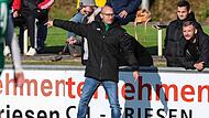 Friesens Trainer Frederic Martin dirigiert im Spiel gegen den TSV Staffelstein seine Jungs an der Seitenlinie  –  daneben die verletzten Spieler Rico Nassel und Lukas Trukenbrod.
