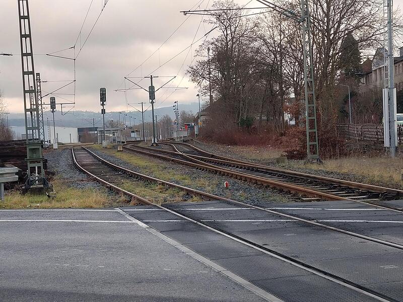 Hier in der Nähe des Bahnübergangs Eisfelder Straße in Neustadt bei Coburg war die 35-Jährige am Montag auf den Gleisen unterwegs.