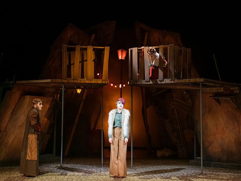 Als Neuinszenierung feierte "Die Dreigroschenoper" Premiere am Landestheater Coburg.