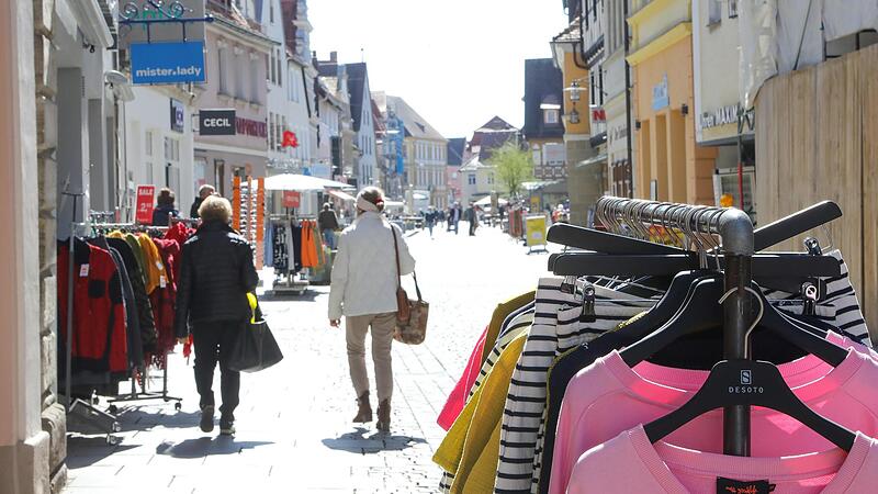 Der &bdquo;Lange   Samstag&ldquo; zeigt exemplarisch, warum die  Forchheimer Innenstadt nicht recht zum Kundenmagnet werden will. K&ouml;nnen grunds&auml;tzlich l&auml;ngere und einheitliche &Ouml;ffnungszeiten die L&ouml;sung sein?Forchheim & Fr&auml;nkische Schweiz