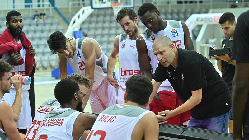 Brose-Trainer Oren Amiel inmitten seiner neu zusammengestellten Mannschaft Brose-Trainer Oren Amiel inmitten seiner neu zusammengestellten Mannschaft