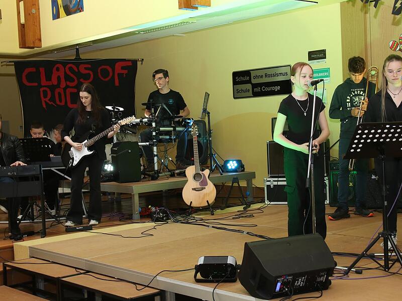 Die Schulband der Realschule Neustadt  bei ihrem Auftritt.